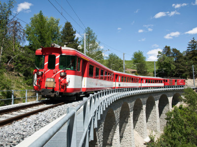 Matterhorn Gotthard Bahn auf dem Laxgrabenviadukt