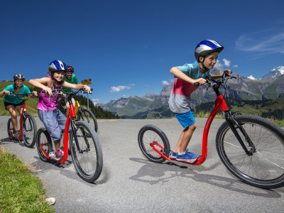 Abfahrt mit der ganzen Familie mit dem Trottinett von Silleren zurück nach Adelboden