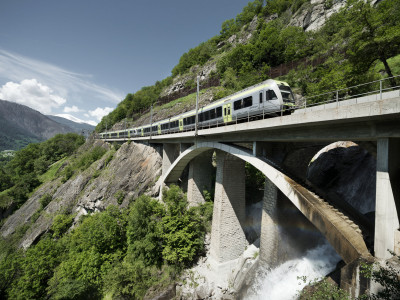 RegioExpress Lötschberger auf der Südrampe zwischen Goppenstein und Brig