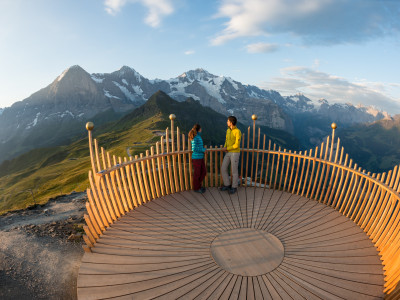 Wandern auf dem Royal Walk mit Sicht auf Eiger, Mönch und Jungfrau