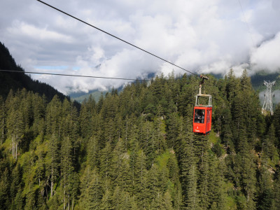 Gondelbahn gleitet über der Triftschlucht