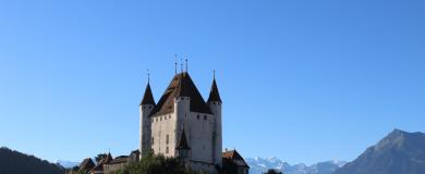 Das Schloss Thun thornt hoch über der Stadt Thun