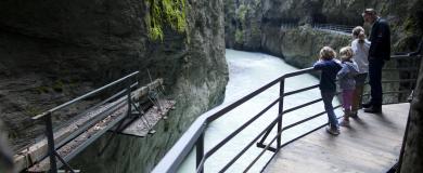 Familie beim Wandern durch die Aareschlucht im Haslital Berner Oberland