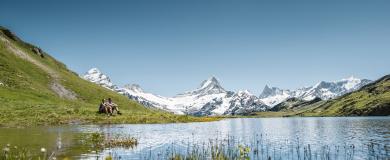 Paar am Wandern beim Bachalpsee auf Grindelwald First