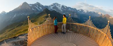 Wandern auf dem Royal Walk mit Sicht auf Eiger, Mönch und Jungfrau