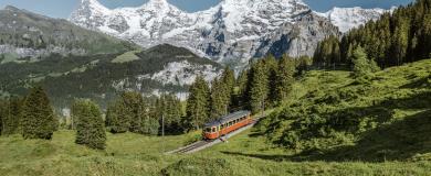Bergbahn zwischen Mürren und der Winteregg mit Blick auf Eiger, Mönch und Jungfrau