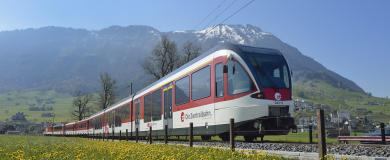Fahrt auf der Panorama-Zugstrecke von Luzern nach Engelberg