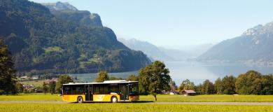 Postauto auf den Hasliberg mit Blick über den Brienzersee