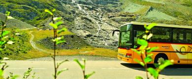 Postauto im vielseitigen und spannenden Oberwallis
