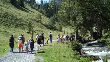 Hiking with children on the Grimmimutzweg in the Diemtigtal valley